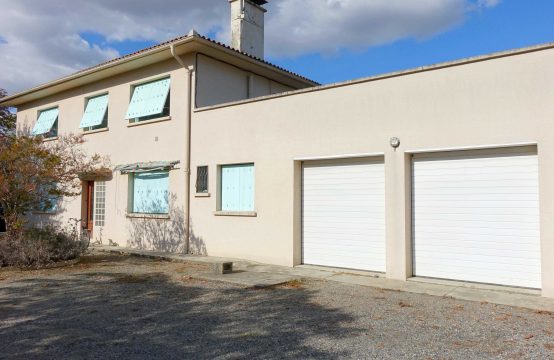 SOLD BEAUZELLE Center House of 320 m² composed of 3 apartments + garages