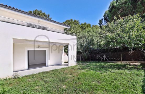 VENDU! EXCLUSIVITÉ CORNEBARRIEU T3 de 2014 avec Grand Jardin et 2 Parkings dans petite copropriété